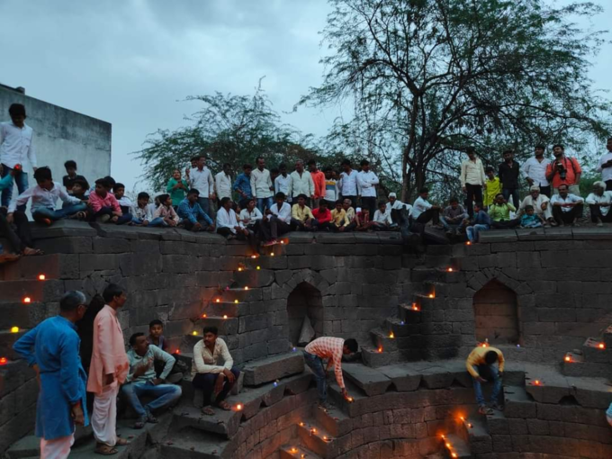 ​रोशनाईत बारवेचे सौंदर्य अधिकच उजळून निघाले