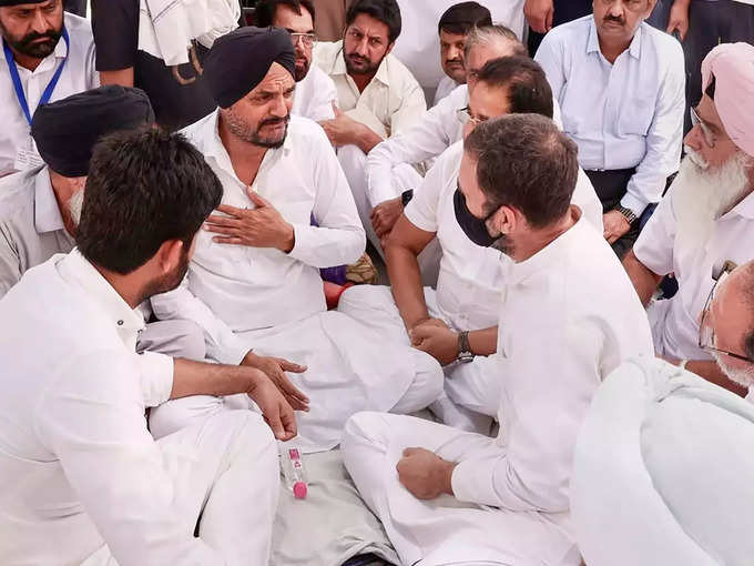 राहुल के साथ कांग्रेस नेता मौजूद