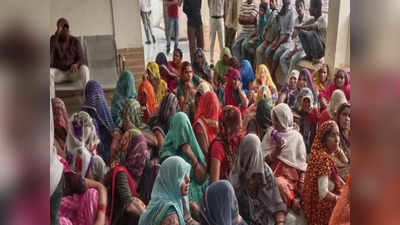 Ashoknagar News: वेतन के लिए हड़ताल पर बैठे सफाई कर्मचारी, शहर में लगा गंदगी का अंबार