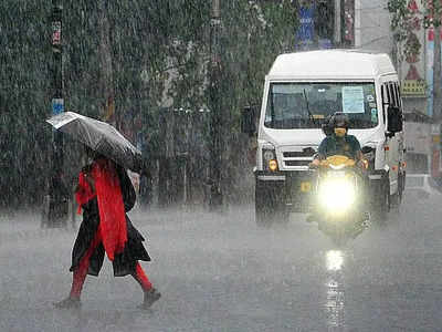 സംസ്ഥാനത്ത് ശക്തമായ മഴയും കാറ്റും തുടരും; വിവിധ ജില്ലകളിൽ യെല്ലോ അലേർട്ട്, മുന്നറിയിപ്പ്