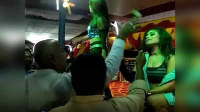 Siwan news: खेसारी लाल यादव के गानों पर डांस करती डांसरों पर रुपए लुटाते BJP-JDU नेता का Video Viral