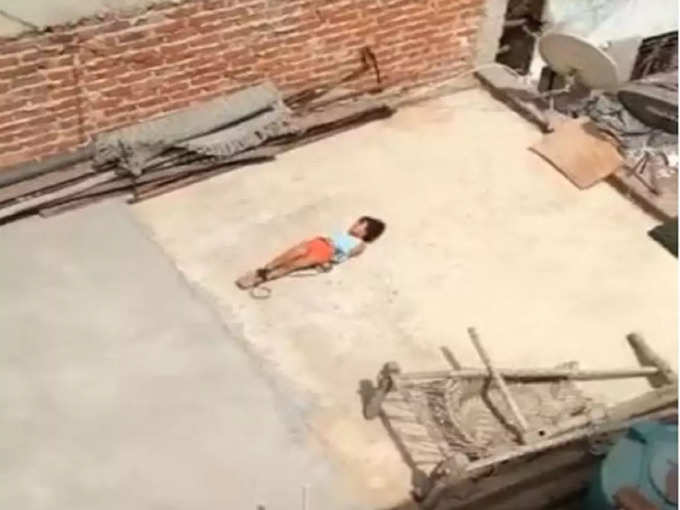 5 साल की ​बच्ची के हाथ पैर-बांध धूप में छत पर लेटाया