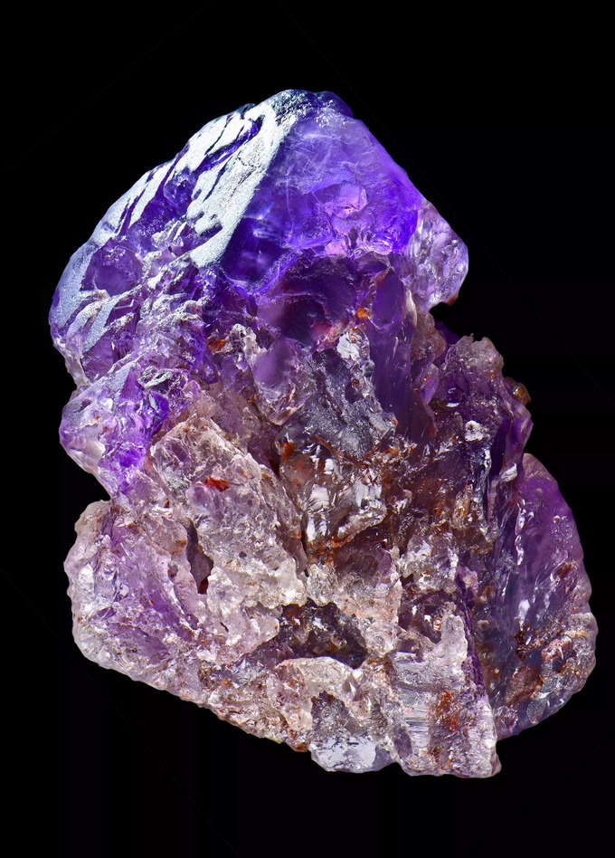 మెరుస్తున్న అమెథిస్ట్ ఫ్లోటర్ (Amethyst floater). విచిత్ర ఆకారంలో పెరిగింది. దీన్ని సాన పెట్టలేదు. ఇది అరిజోనా లోని ఫోర్ పీక్స్‌లో దొరికింది.