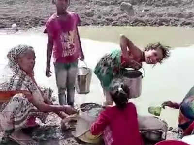 Water Crisis In Tikamgarh : बुंदेलखंड के इस गांव में पानी की भारी किल्‍लत, जीने के लिए गंदा पानी पीने को मजबूर है यहां के लोग