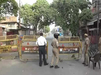 Prayagraj Violence: प्रयागराज में भीड़ के बीच घुसे एडीजी और कमिश्नर, हालात को ऐसा किया काबू...अब तक 68 गिरफ्तार