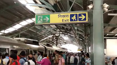 Delhi Metro Update: पहले ब्लू ने रूलाया अब वायलेट ने सताया, बार-बार रुक रही है दिल्ली मेट्रो