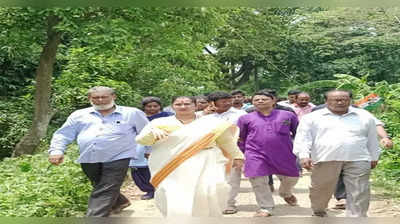 দলীয় কর্মীদের বিক্ষোভের মুখে Arambagh MP Aparupa Poddar