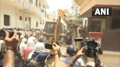 Prayagraj Bulldozer: प्रयागराज हिंसा के मास्टरमाइंड जावेद पंप का घर ढहा, 3 घंटे में बुलडोजर ने किया जमींदोज