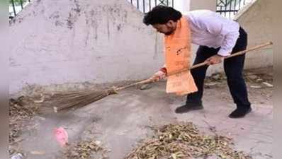 Lucknow News: केंद्रीय मंत्री अनुराग ठाकुर ने स्वच्छता का दिया संदेश, केडी सिंह बाबू स्टेडियम में लगाई झाड़ू