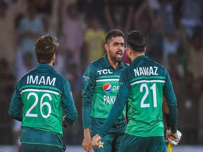 উইকেটকিপারের গ্লাভস পরে ফিল্ডিং Babar Azam-এর, কড়া শাস্তির মুখে পাকিস্তান দল