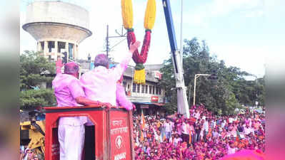 १२०० किलो फुलांचा ४० फूट उंचीचा हार, कोल्हापूर गुलालाने माखलं, मुन्नाचं दणक्यात स्वागत