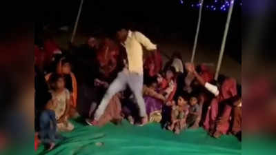 Viral Video: ಡ್ಯಾನ್ಸ್‌ನ ಜೋಶ್‌ನಲ್ಲಿ ಕೆಳಗೆ ಕುಳಿತಿದ್ದವರ ಮೇಲೆಯೇ ಬಿದ್ದ ಯುವಕ!: ಜನರೆಲ್ಲಾ ತಬ್ಬಿಬ್ಬು!