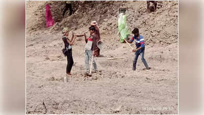 अमृत सरोवर के नाम पर हमीरपुर में नाबालिग तालाब में चला रहे फावड़े, वीडियो वायरल होने के बाद अधिकारियों में मचा हड़कंप