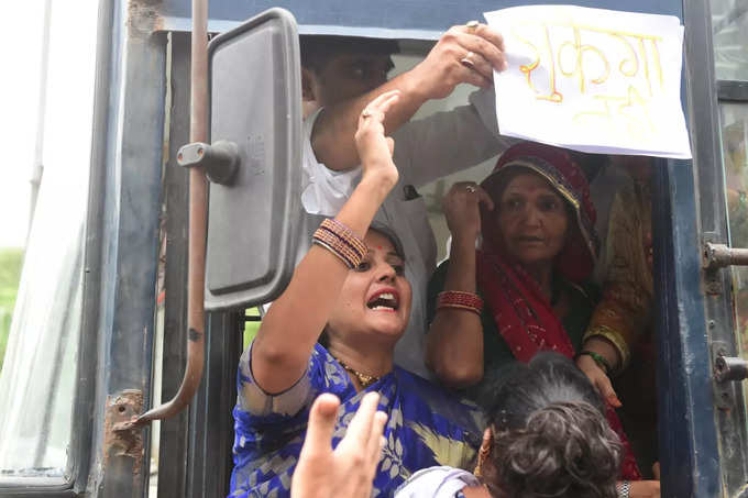 रणदीप सुरजेवाला यांच्यासह अनेक नेते ताब्यात