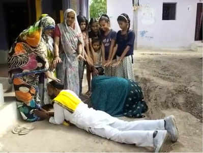 MP Gram Panchayat Elections : आखिरी बार मौका दे दीजिए, पत्नी को सरपंच बनाने के लिए वोटरों के पैरों पर लोट गए प्रत्याशी पति
