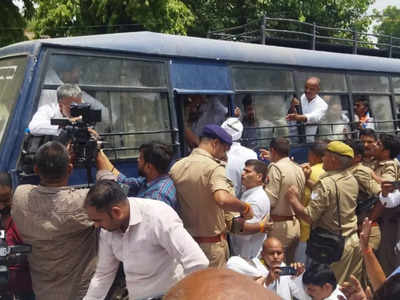 लखनऊ : राहुल के समर्थन में ED दफ्तर के सामने कांग्रेसियों का प्रदर्शन, पुलिस से भिड़ंत के बाद 250 कार्यकर्ता गिरफ्तार