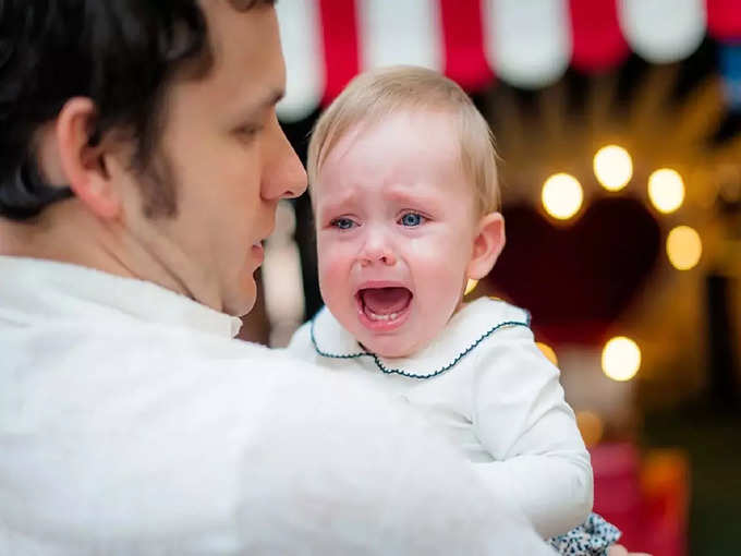 ​नवीन व्यक्तीला पाहताच बाळ का रडतं?
