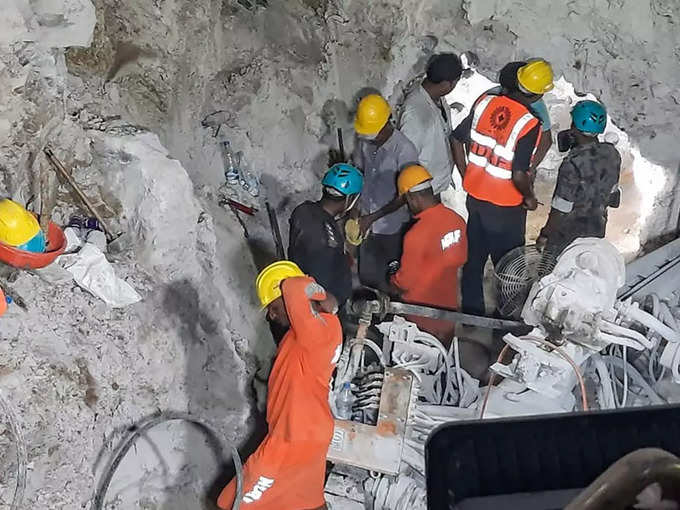 बोरवेल के समानांतर गड्ढा... राहुल की हरकत देखने के लिए CCTV