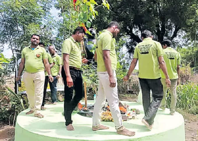 రావిచెట్టు వద్ద ప్రదక్షిణలు చేస్తున్న భర్తలు