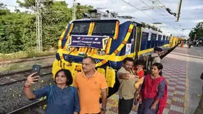 Bharat Gaurav Train దేశంలో పట్టాలెక్కిన తొలి ప్రయివేట్ రైలు.. దీని ప్రత్యేకలు ఇవే