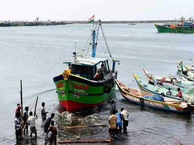 61 நாள் தடை காலம் ஓவர்.. கடலுக்கு சென்ற விசைப்படகுகள்.. மீன் பிரியர்கள் குஷி!