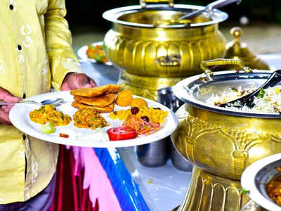 Eating Habits: समय बचाने के चक्कर में खड़े होकर खाना पड़ सकता है भारी, हो सकती है ये 4 बीमारी