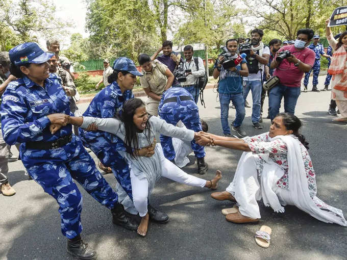 प्रवर्तन निदेशालय पिछले तीन दिन से कांग्रेस नेता राहुल गांधी से कर रही है पूछताछ। कांग्रेस की महिला मोर्चा की नेता विरोध प्रदर्शन में सड़क पर उतरे।