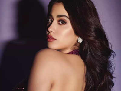 Janhvi Kapoor: থাই কাটা ফ্লোরাল ড্রেসে যেন হাওয়া হাওয়াই জাহ্নবী! মনে করাচ্ছেন শ্রীদেবীর এই লুকের কথা...