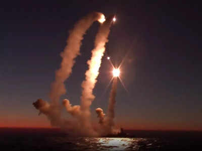Russia Ukraine War: रूस की कैलिबर क्रूज मिसाइलों ने यूक्रेन में मचाई तबाही, धुआं-धुआं हुआ अमेरिकी हथियारों का गोदाम