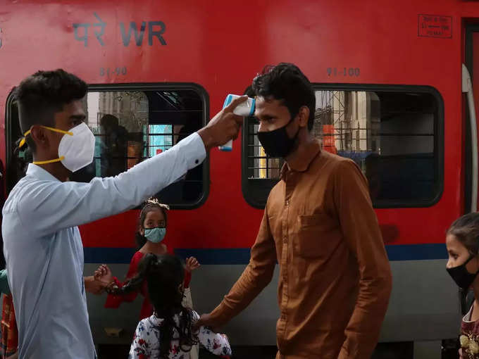 मुंबई में रेलवे स्टेशन के प्लेटफॉर्म पर रैपिड एंटीजन टेस्‍ट