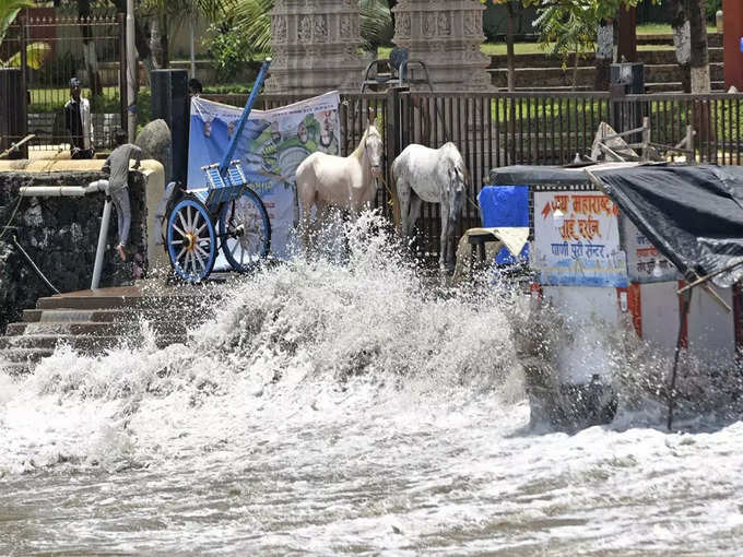 दादर चौपाटीवरील स्टॉल्स पाण्याखाली