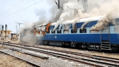 Bihar News Live Updates: बिहार में अग्निपथ स्कीम पर भारी बवाल, छपरा में ट्रेन को फूंका, आरा में छोड़े गए आंसू गैस के गोले