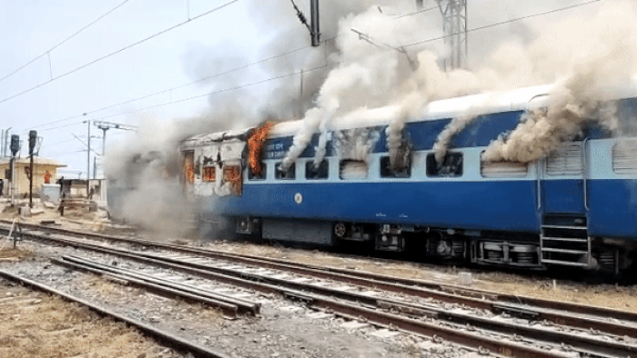 Bihar News Live Updates: बिहार में अग्निपथ स्कीम पर भारी बवाल, छपरा में ट्रेन को फूंका, आरा में छोड़े गए आंसू गैस के गोले