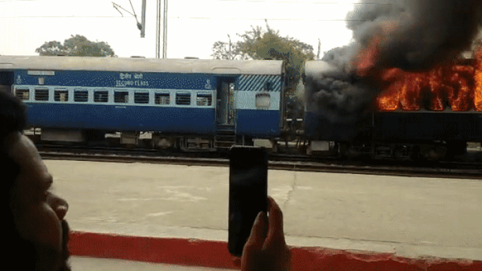 Agnipath Scheme Protest Live: बिहार में ट्रेनों पर फूट रहा अग्निपथ का गुस्साः कैमूर, गोपालगंज के बाद छपरा में भी फूंकीं बोगियां