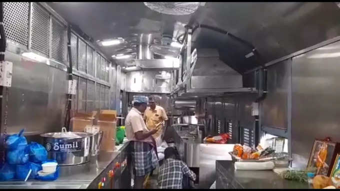 ट्रेनमध्ये फ्लेमलेस किचनची व्यवस्था