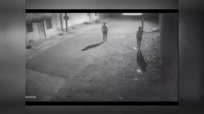 Indore Crime News : सीवरेज पाइप लाइन में छिपा रहा चोर, मौका देखकर वारदात को दिया अंजाम, सीसीटीवी में कैद हुई करतूत