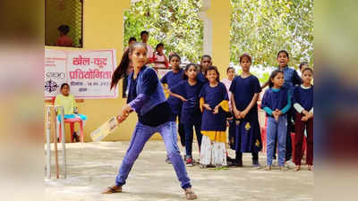 UP News: यूपी के बीहड़ में किशोरियों ने खूब लगाए चौके-छक्के, पहली बार थामा बल्ला और गेंद