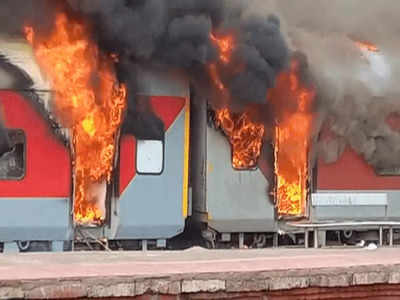 अग्निपथला हिंसक विरोध; बिहारमध्ये पुन्हा ट्रेनला आग लावली, रेल्वे स्थानकात तोडफोड