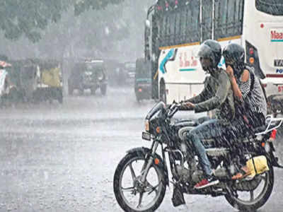 Monsoon Bike Ride Tips: पावसाळ्यात बाइक चालवताना या टिप्स करा फॉलो, सुरक्षित रायडिंगसह पावसाचा आनंद घ्या