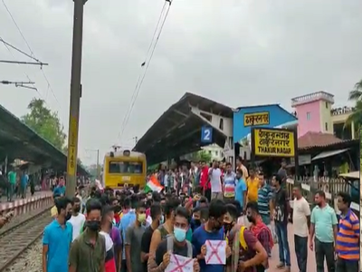 Agneepath Scheme Protest: অগ্নিপথ-এর প্রতিবাদে ঠাকুরনগরে অবরোধ চাকরিপ্রার্থীদের, ব্যাহত বনগাঁ-শিয়ালদা ট্রেন চলাচল
