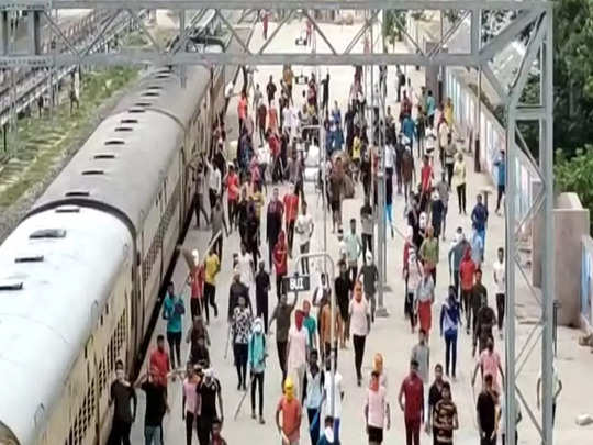 Agnipath Scheme Protest: अग्निपथ योजना के खिलाफ उत्तर प्रदेश में विरोध जारी, ट्रेनों को युवा बना रहे निशाना