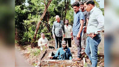 नहरीमध्ये सापडल्या बादल्या, दगड