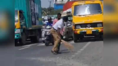 Viral Video: ರಸ್ತೆಯಲ್ಲಿದ್ದ ಜಲ್ಲಿಕಲ್ಲುಗಳನ್ನು ಗುಡಿಸಿದ ಟ್ರಾಫಿಕ್ ಪೊಲೀಸ್: ಹೃದಯವಂತನಿಗೆ ಎಲ್ಲರ ಶಹಬ್ಬಾಸ್