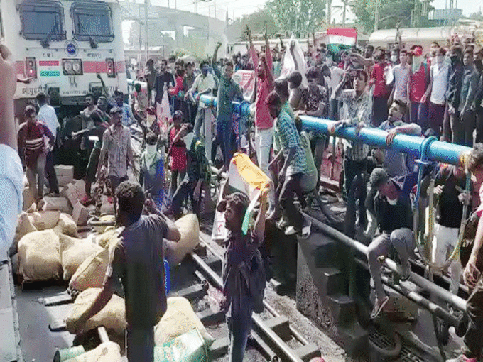 Hyderabad agnipath protesters on railway track