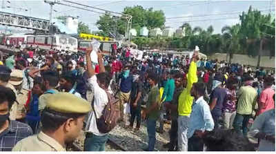 Secunderabad protests విద్యార్థి మృతితో సికింద్రాాబాద్‌‌లో మళ్లీ ఉద్రిక్తత.. నాంపల్లి స్టేషన్ మూసివేత