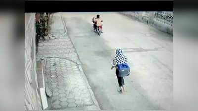 Indore Crime News : राह चलती युवती से मोबाइल छीनकर फरार हुए बाइक सवार बदमाश, वारदात सीसीटीवी में कैद