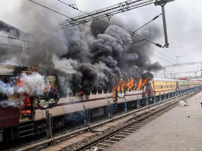 पटना में फरक्का ट्रेन को किया आग के हवाले