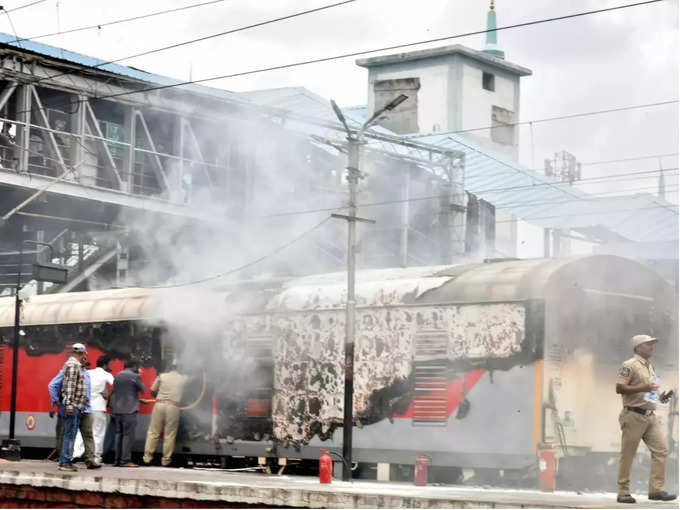 सिकंदराबाद रेलवे स्टेशन पर जलती ट्रेनों को बुझाने की कोश‍िश