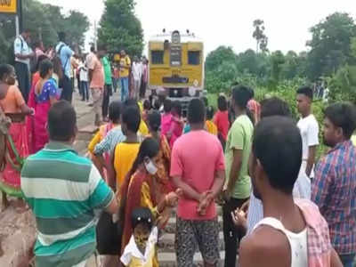 Rail Aborodh: অগ্নিপথ-এর প্রতিবাদে Barrackpore স্টেশনে রেল অবরোধ, Sealdah মেইন শাখায় ট্রেন চলাচলে বিঘ্ন