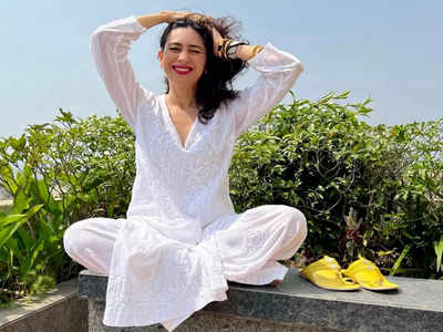 उम्दा कारीगरी से बनी हैं ये Chikankari Kurti, करिश्मा कपूर की तरह पर्फेक्ट ट्रेडिशनल लुक के लिए करें ट्राय